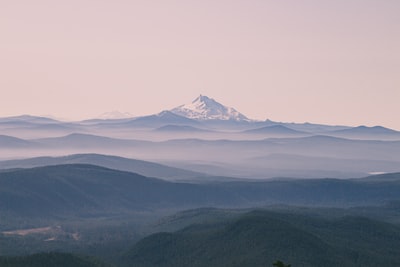 航空摄影的绿地观看峰会山
